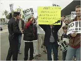 Manifestació de veïns de Gavà Mar a l'aeroport del Prat (Tardor de l'any 2004)